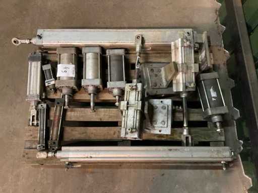 Pneumatic working cylinder (12x)