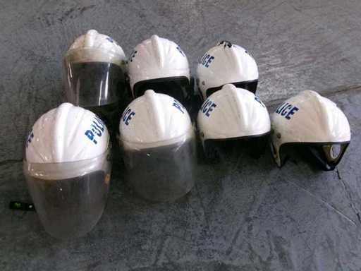 Casc? de poli?ie britanic?, defect? (MR) (15x)