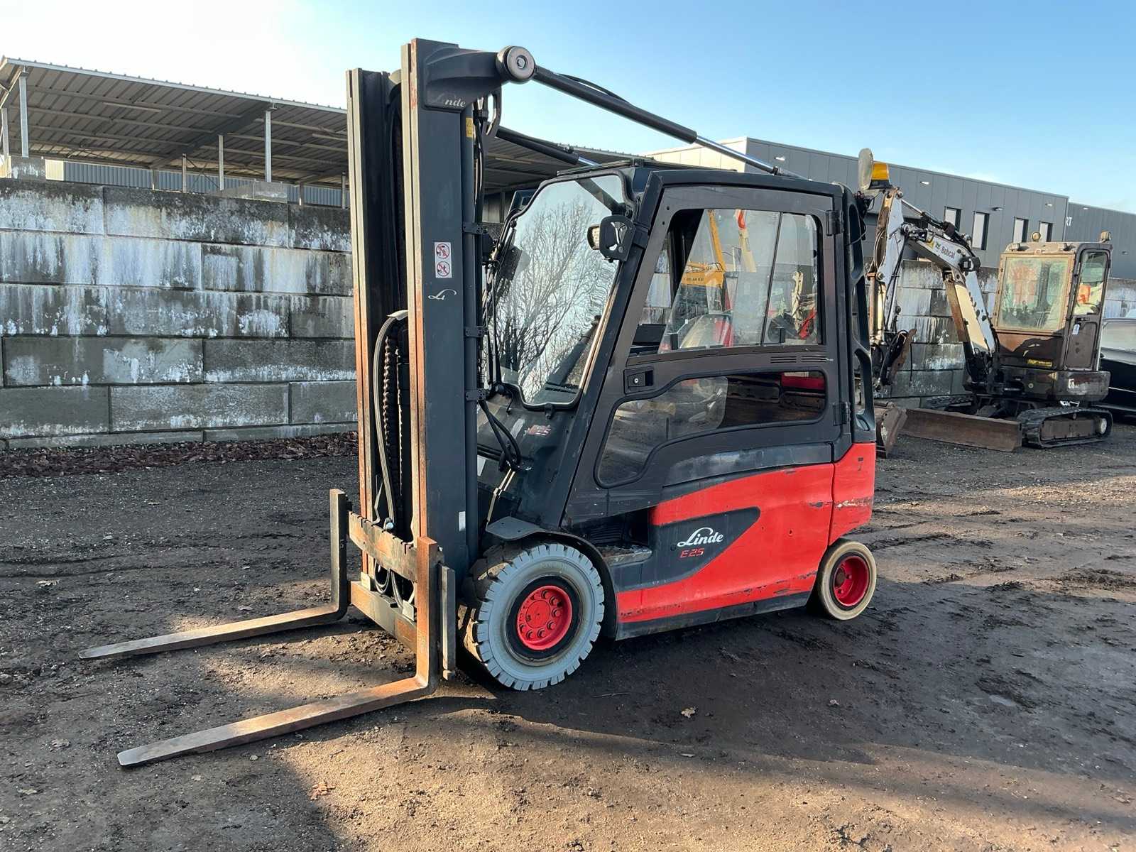 Wózek widłowy Linde E25L-01 z 2017 r.