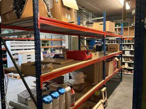 Regał magazynowy z zawartością