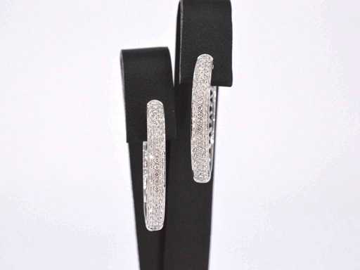 Witgouden creolen met diamanten