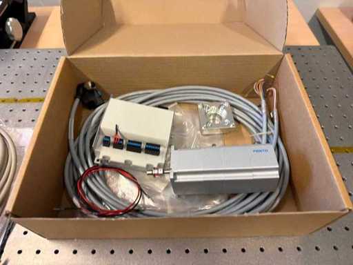 Festo Schrittmotor-Servoantrieb mit Controller und Verkabelung