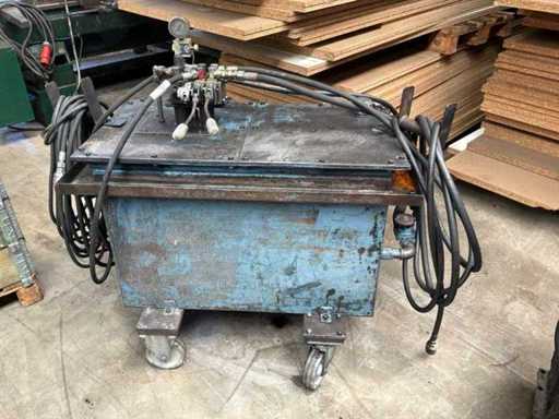 Hydraulikeinheit mit Pumpe und Ventilblock