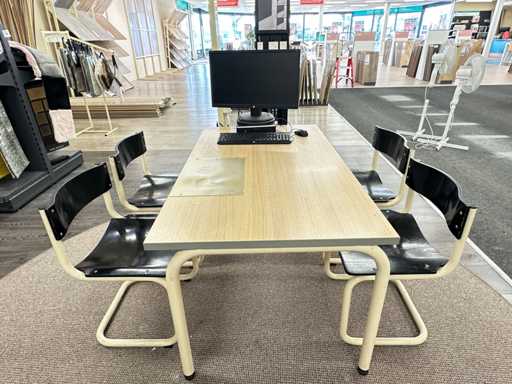 Stół stołowy z 4 krzesłami