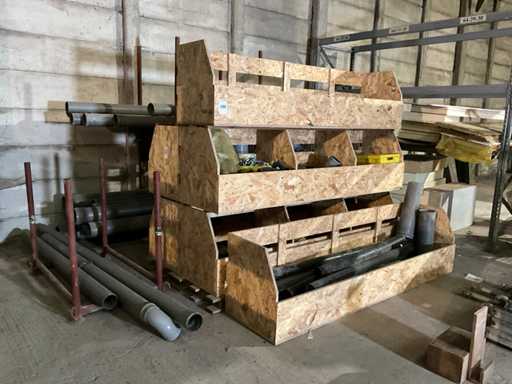 Un set mare de țevi și fitinguri de drenaj din PVC