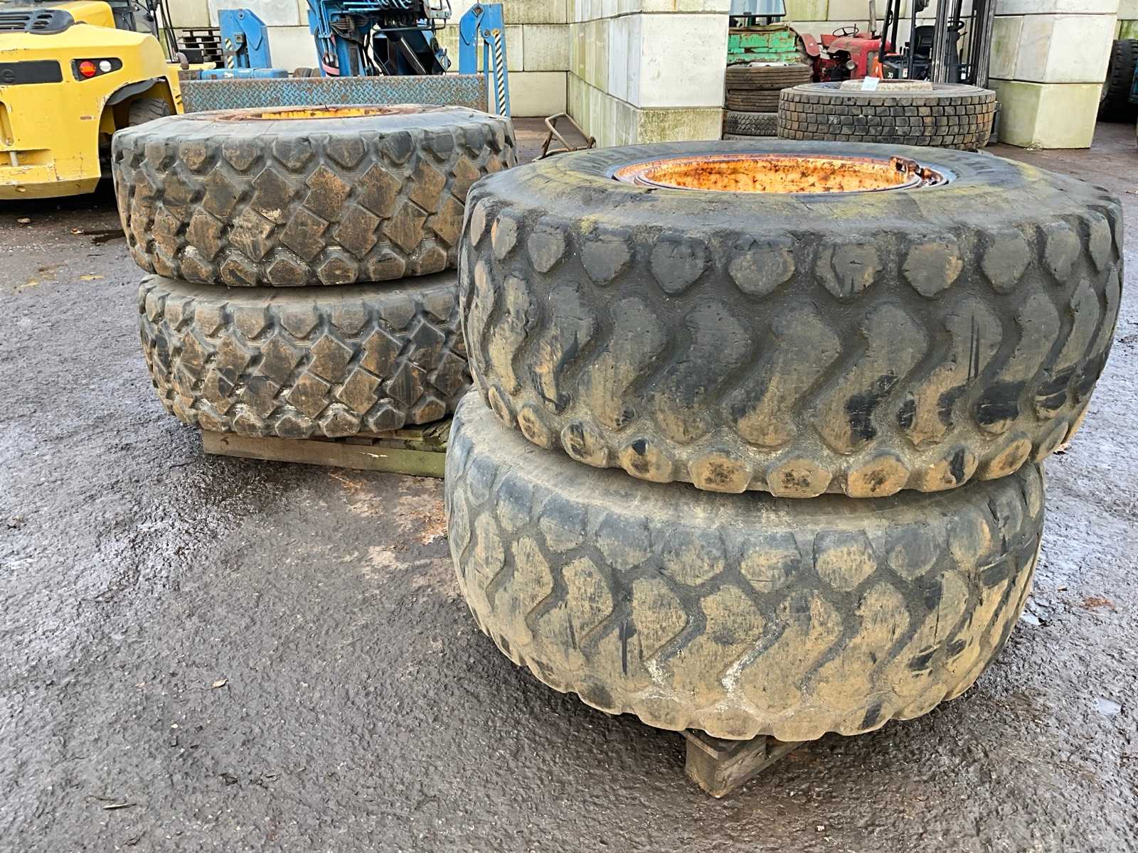 20.5R25 Tire with Rim (4x)