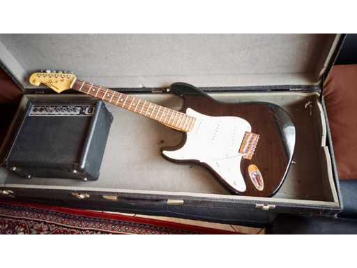 Elektrische gitaar inclusief versterker en kist.