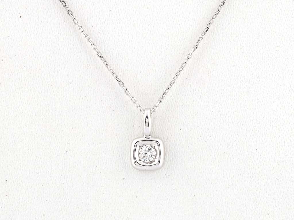 18 KT White gold Necklace with Pendant With Natural Diamonds