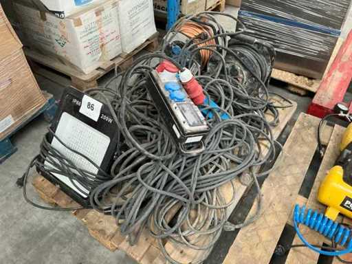 Verlängerungskabelspulen und Verteilerstecker (7x)