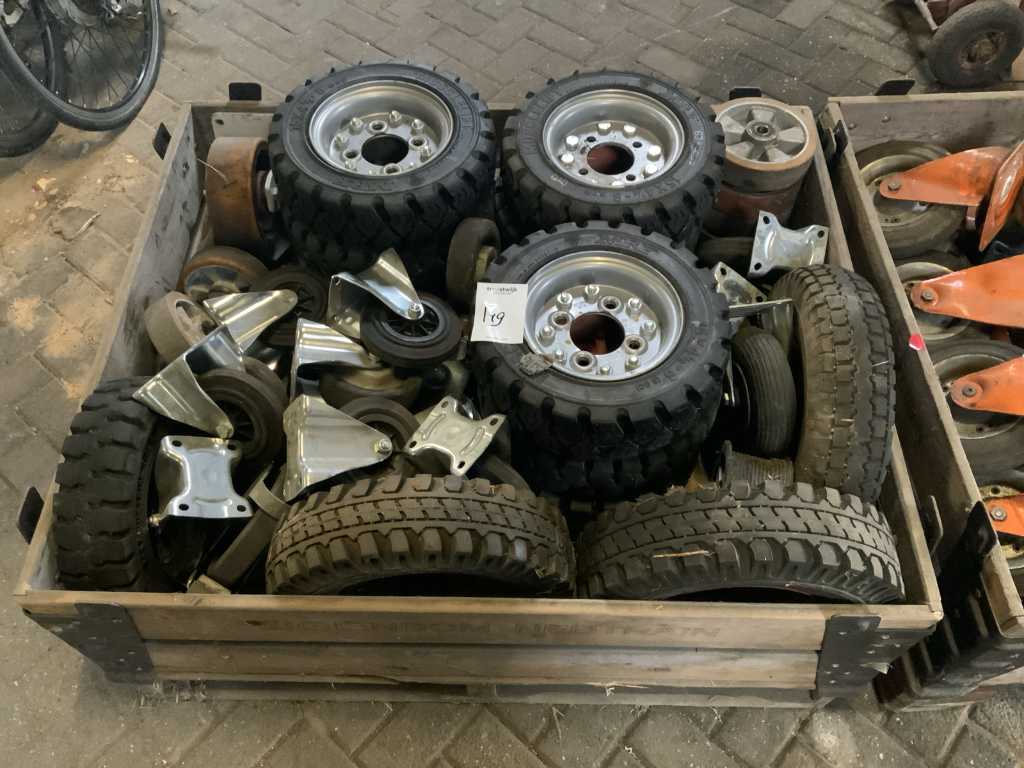 Batch of (swivel) wheels and tyres