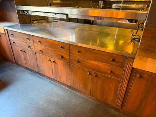 Comptoir de distribution avec bain marie et armoires