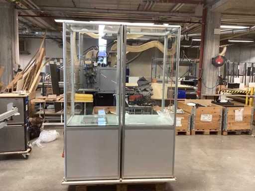 Vitrină (2x) cu iluminat și 2 rafturi intermediare de sticlă pentru fiecare vitrină