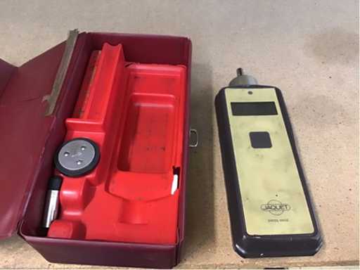 Digital handheld speedometer