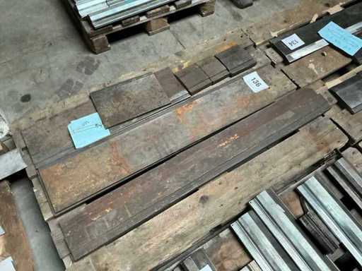 Cutting knife set for sheet metal shears