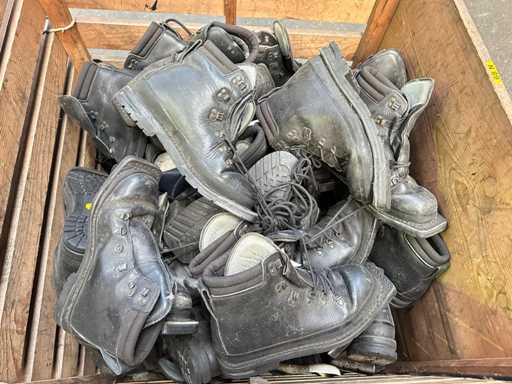 Gruppe von Armeeschuhen