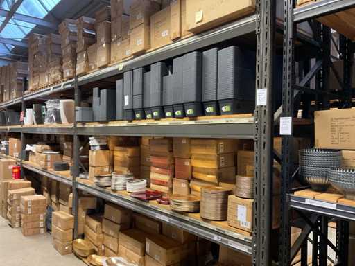 Assiettes, bols et boîtes de balcon