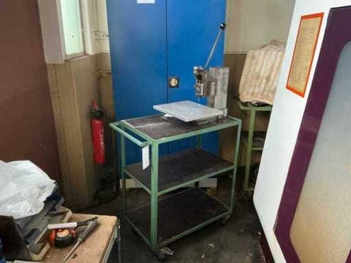 Ponspers op stapeltransportkar