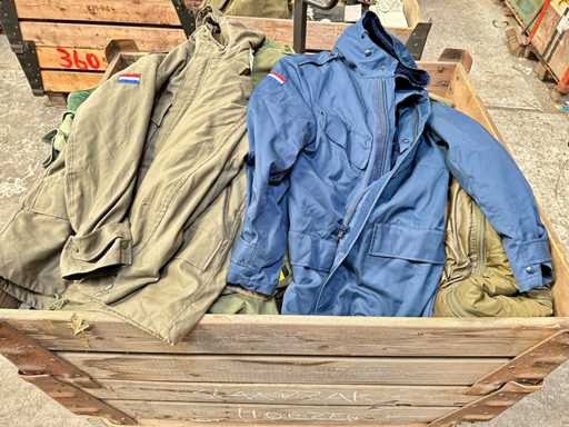 Petrecerea jachetelor militare