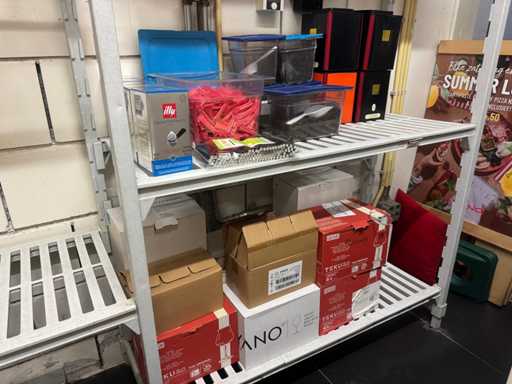 Verschiedene Glaswaren und Einwegartikel