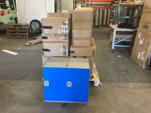 Manutan A486610 Pallet plastic Locker cabinets