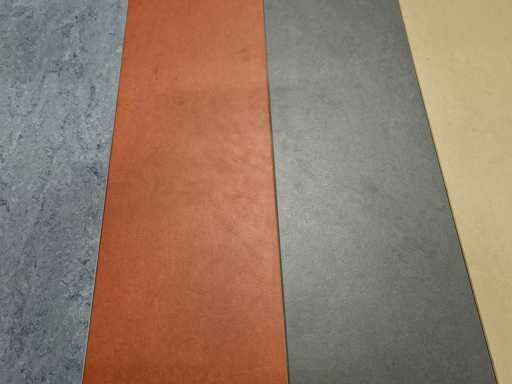 39 m² PVC-Klickregal auf Kork – 895 x 285 x 12 mm