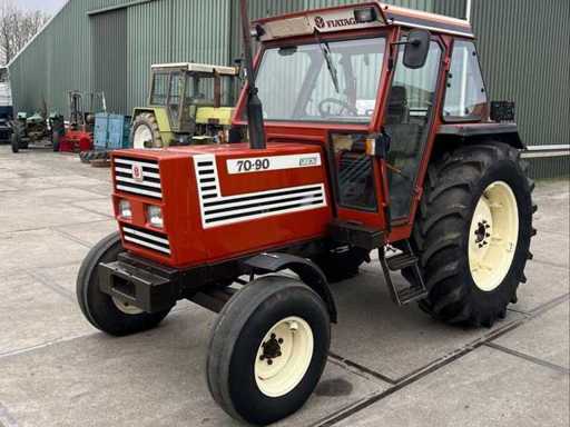Tracteur agricole Fiat 70-90 à deux roues motrices 1984