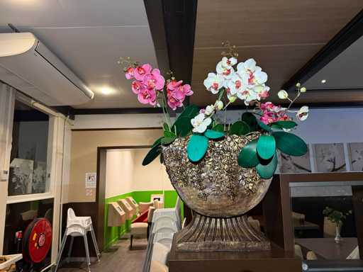 Ornamental flower pot (2x)