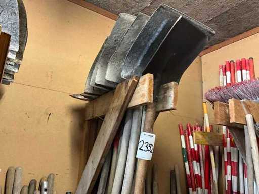 Multe lopeți și târnăcope