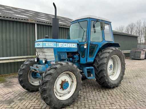 Tractor agricol Ford 6710 cu tracțiune integrală din 1984