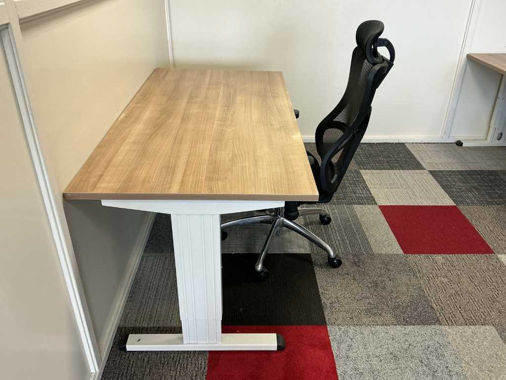 Scrivania regolabile in altezza con sedia da ufficio