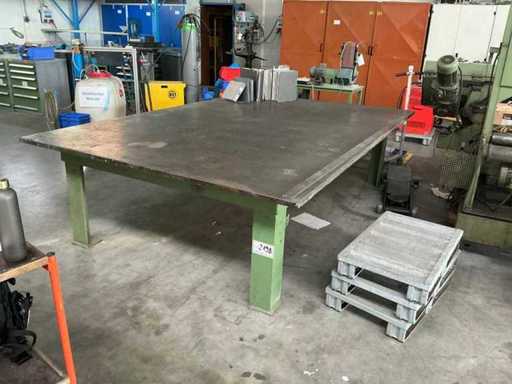 Welding table