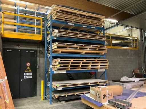 Regały paletowe z materiałem blachowym