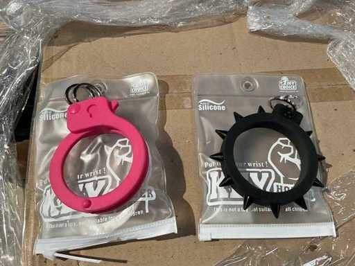 Różowy breloczek na imprezę + czarne kajdanki (1105)