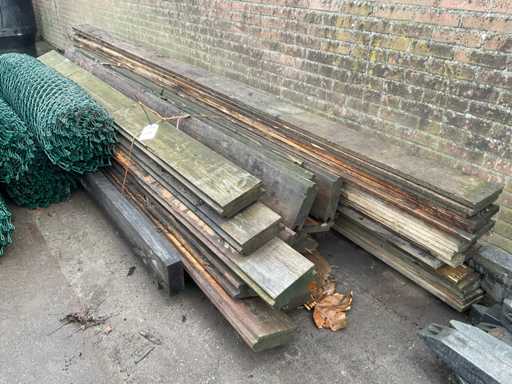 Partia drewnianych desek i belek