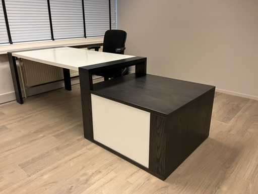 Scrivania con unità a cassetti fissi (2x)