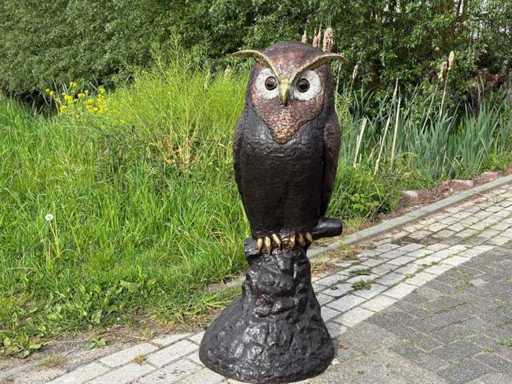 Eule auf einem 112 cm hohen Baumstamm