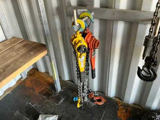 Chain hoists (2x)