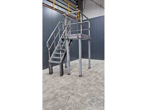 Piattaforma in acciaio con scale