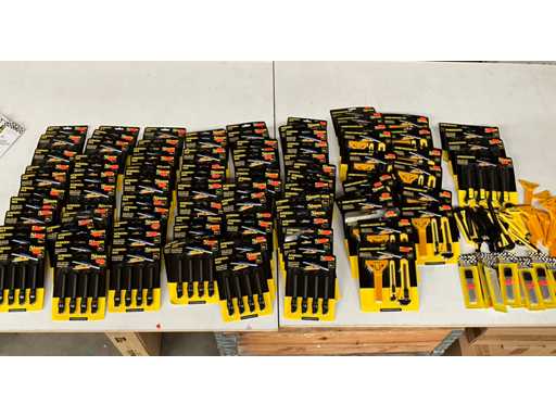 Benson miesza wiele ró?nych no?y hobbystycznych