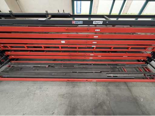   Beaucoup de construction en acier carré