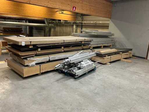 Duża partia materiału z blachy drewnianej na poddaszu