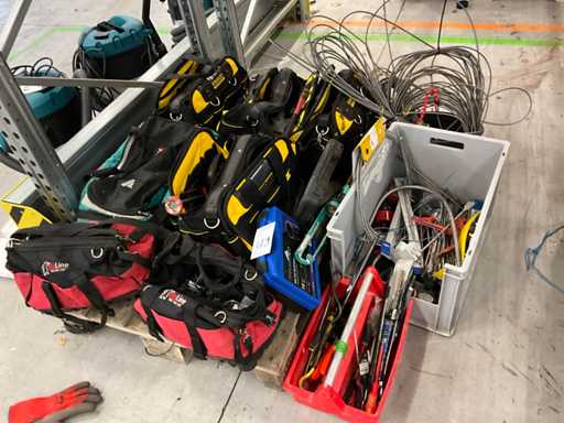 Batch of hand tools & installation material