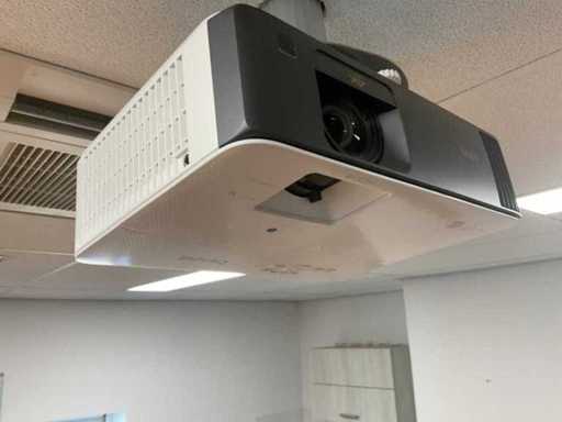 Benq TK700STI Beamer including electric Ivions projection screen