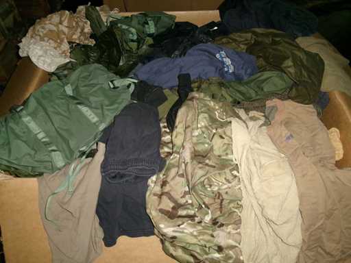 kg Mélange de vêtements et d’équipement, défectueux (GH) (150kg)