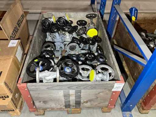 Pallet met hefapparatuur