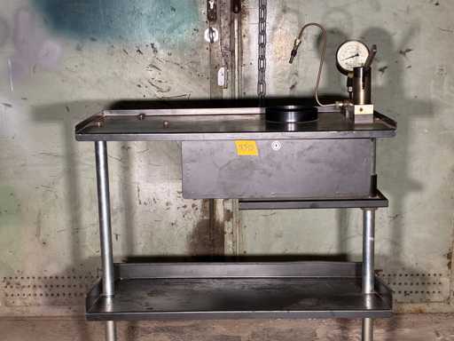 Roestvrijstalen trolley met testapparaat