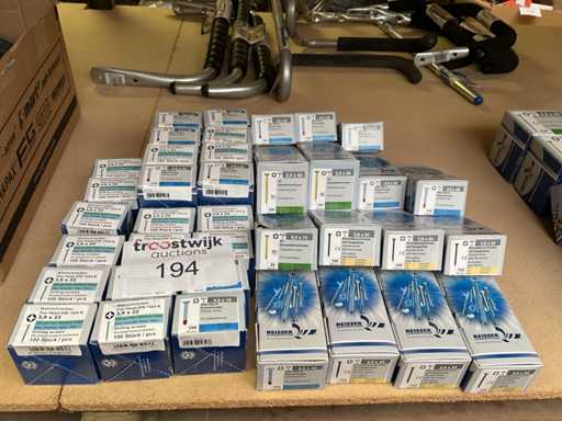 37 doosjes schroeven