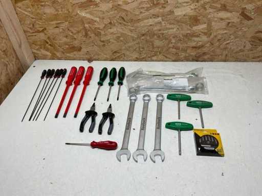 Batch of hand tools