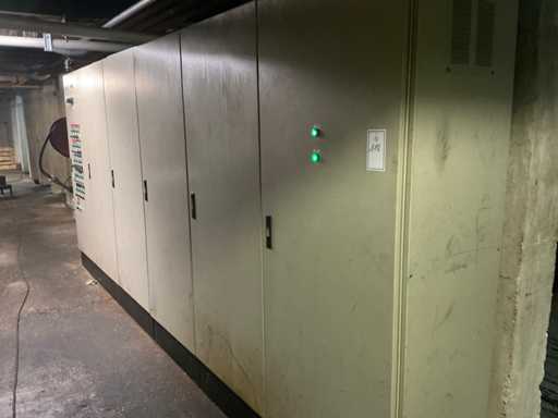 Armoire électrique avec composants électroniques