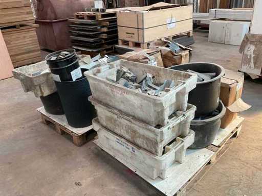 Party of joist supports